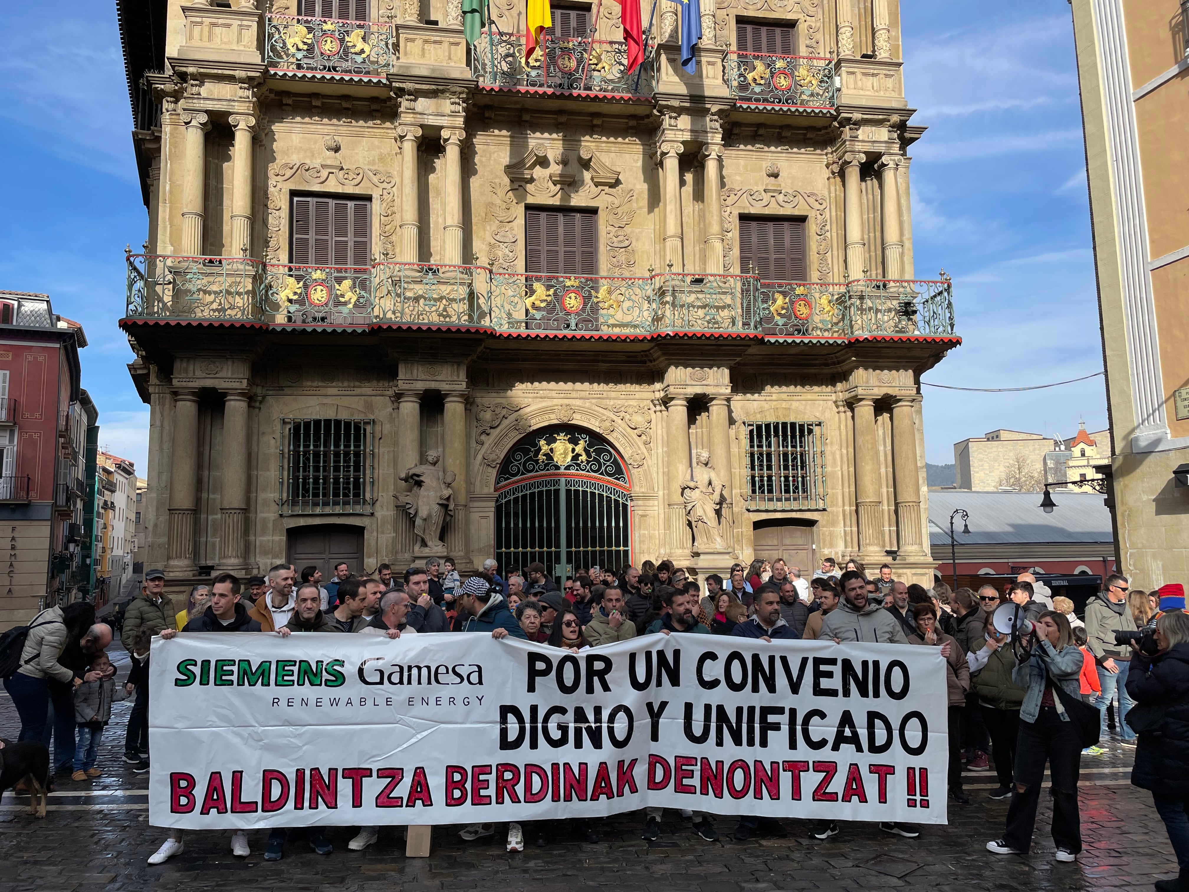 Trabajadores de Siemens Gamesa Arazuri se concentran para pedir la &quot;equiparación y armonización&quot; de sus condiciones laborales a las del Convenio de Oficinas.