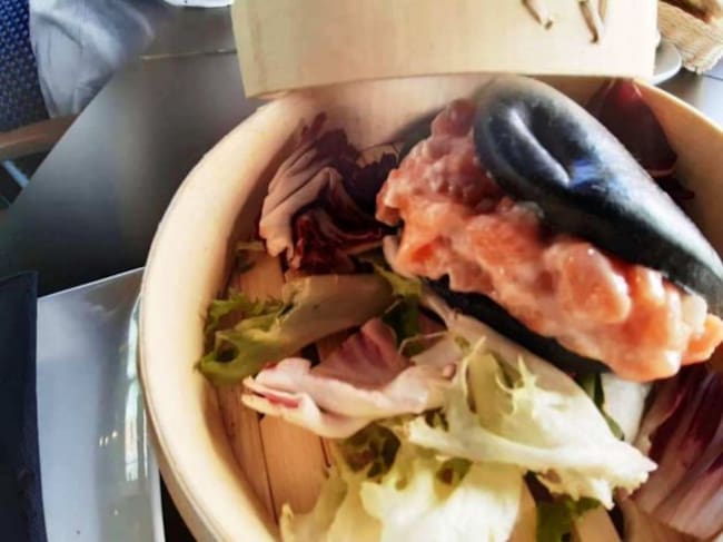 Pan bao con tartar de salmón y salsa Tzatziki