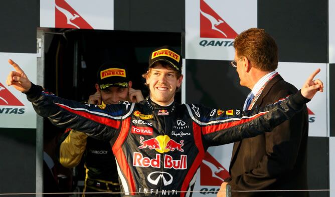 Sebastian Vettel celebra la victoria en Australia en el podio