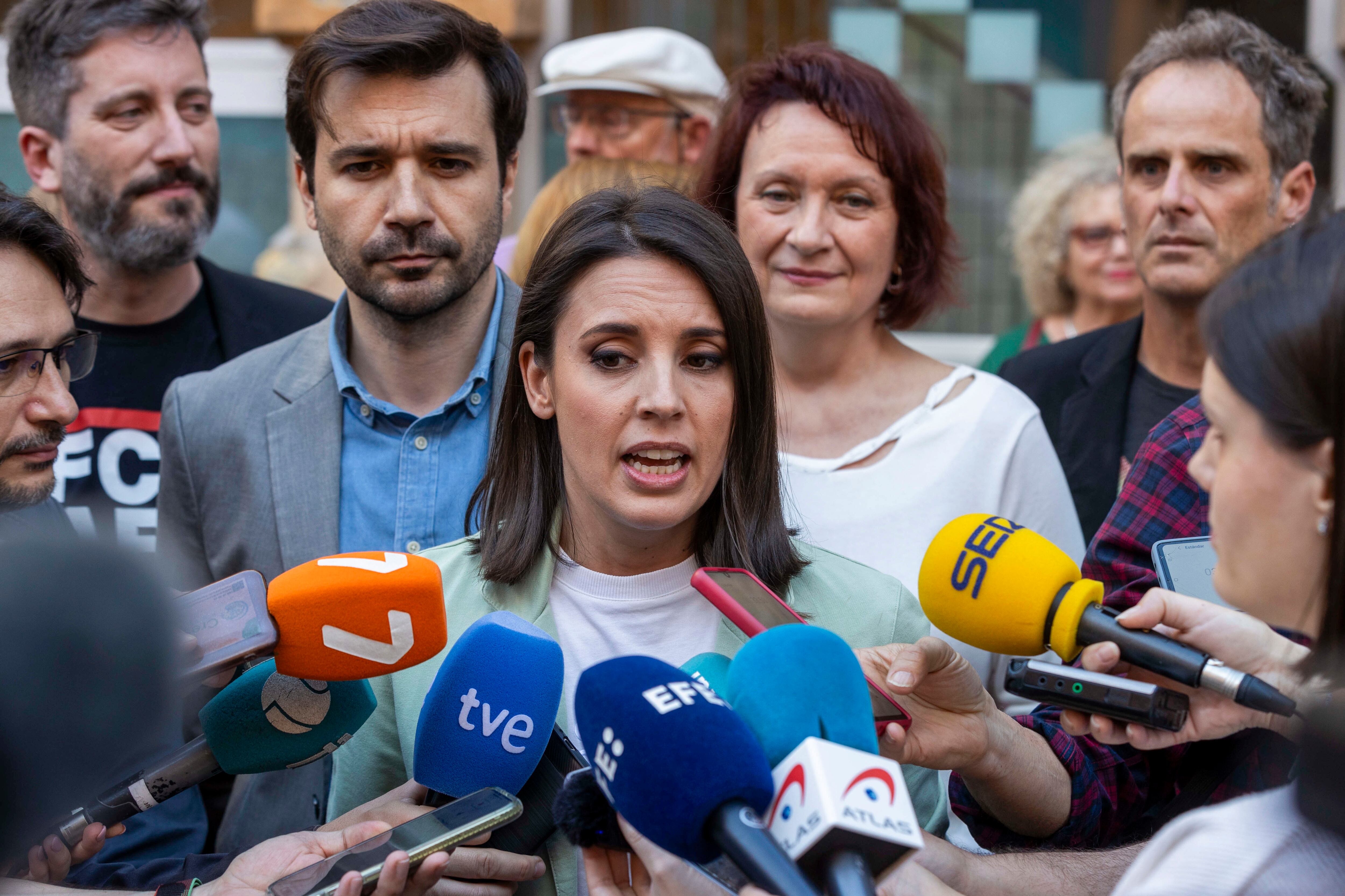 MURCIA, 08/04/2025.- La eurodiputada de Podemos, Irene Montero, realiza declaraciones este martes en Murcia, durante la presentación de su candidatura en la Quinta Asamblea de Podemos de Murcia.- EFE/ Marcial Guillén