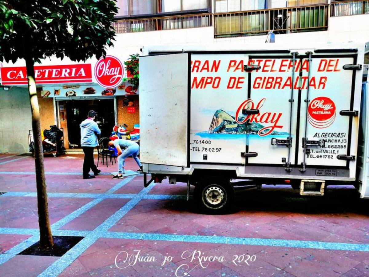 Las cafeterías Okay de la calle Ancha y Escuela de Arte en Algeciras cierran sus puertas