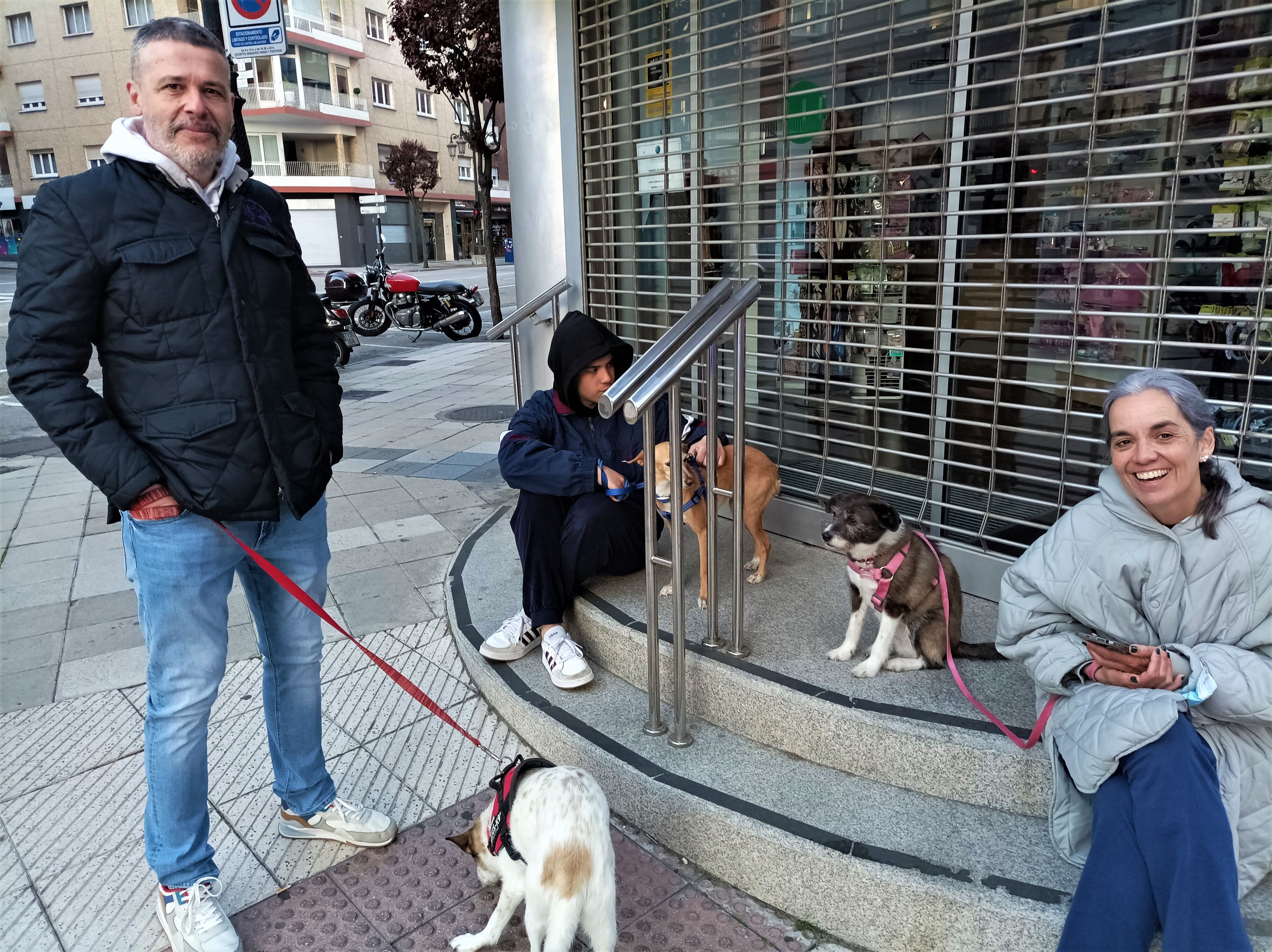 Los vecinos esperan resignados a poder regresar a sus viviendas, con la tranquilidad de saber que nadie ha sufrido daño