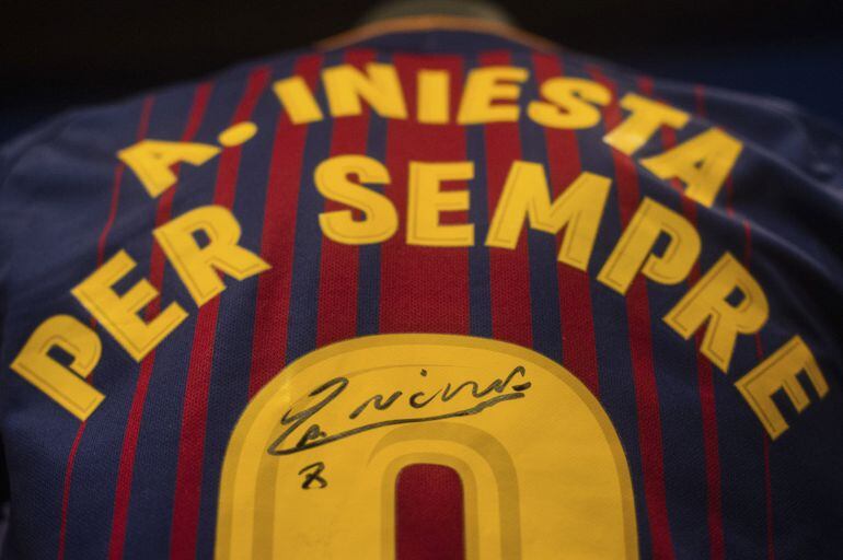 Camiseta autografiada por el capitán barcelonista Andrés Iniesta, tras el acto en el que se ha anunciado la renovación "de por vida"