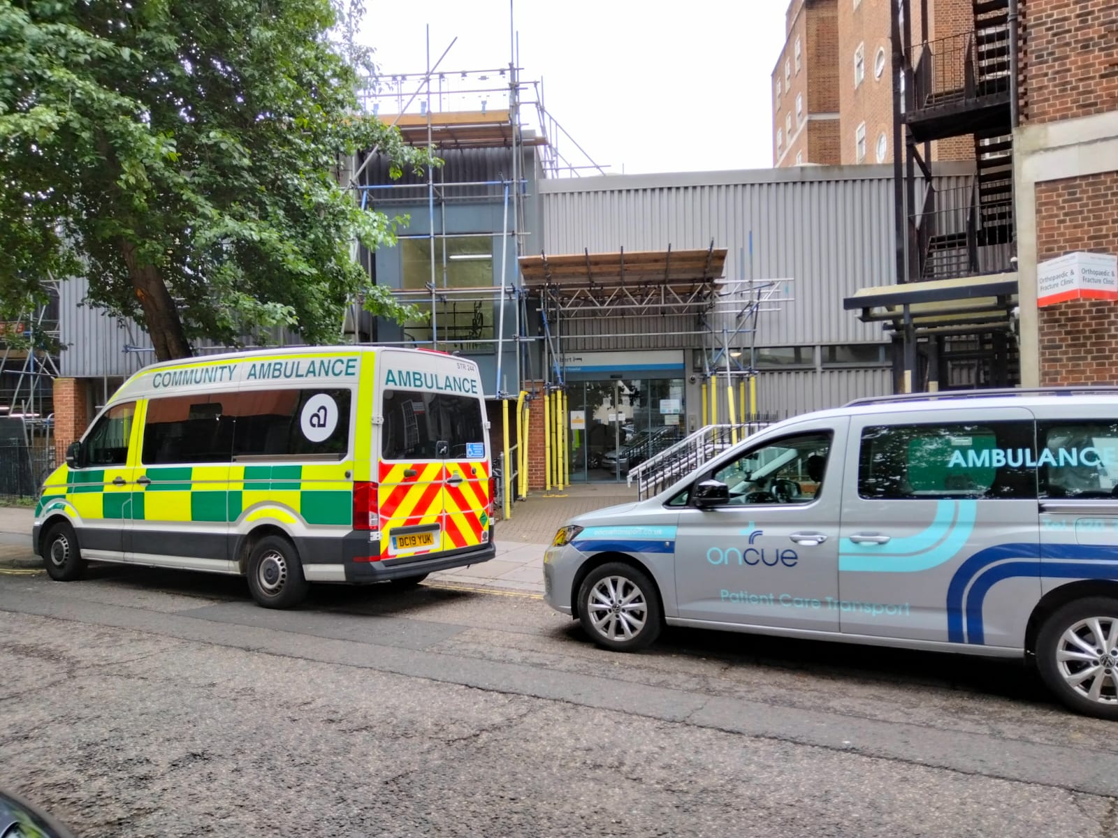 Ambulancias a las puertas de uno de los edificios en obras del hospital St. Mary en el centro de Londres