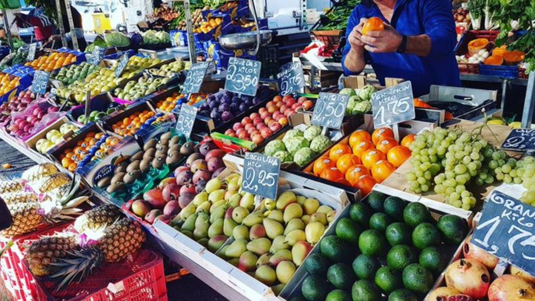 Puesto de frutas del mercadillo de Móstoles