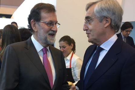 Mariano Rajoy conversa con José Luis Rivas, alcalde de Ávila