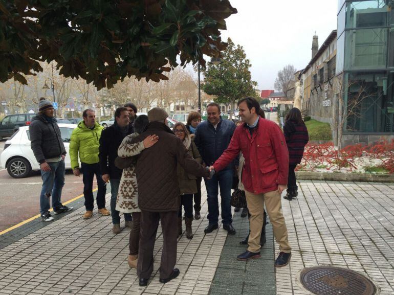 Las candidatas del PSOE al Congreso y el secretario provincial socialista en su visita a Villafranca del Bierzo