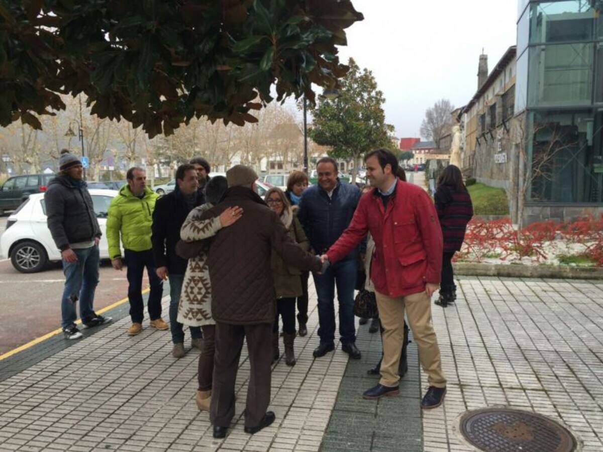 El PSOE ataca al 'vago' de Fernández y al 'defraudador' Monedero