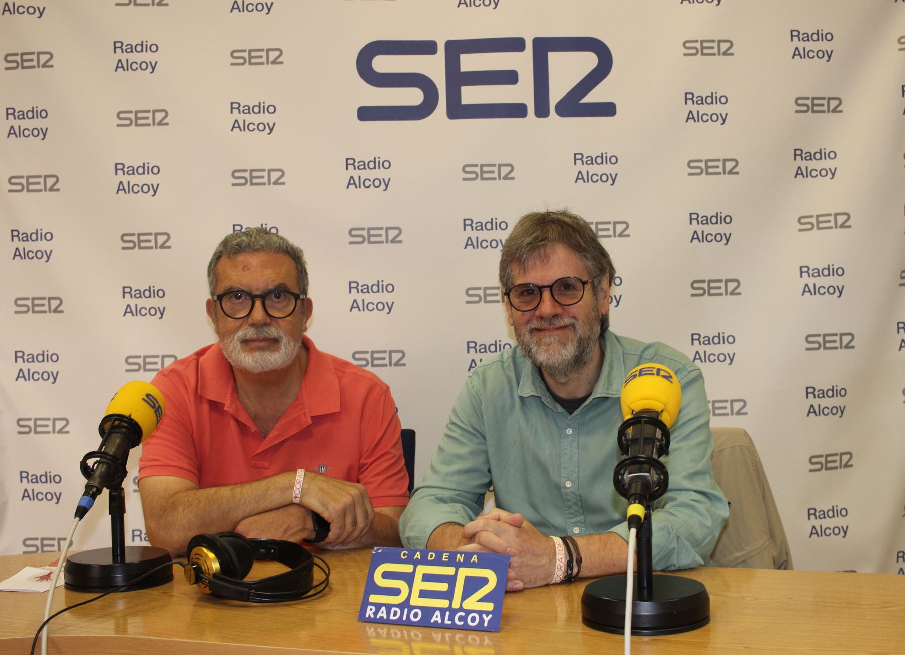 Rafa Hernández i Àngel Lluís Ferrando, en l'estudi central de Radio Alcoy