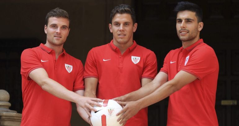 GRA157 BILBAO, 01/07/2015.- Los nuevos jugadores del Athletic de Bilbao, Javier Eraso, Gorka Elustondo y Eneko Bóvedaque (i a d) en la presentación donde llegan libres tras acabar sus contratos .- EFE/LUIS TEJIDO