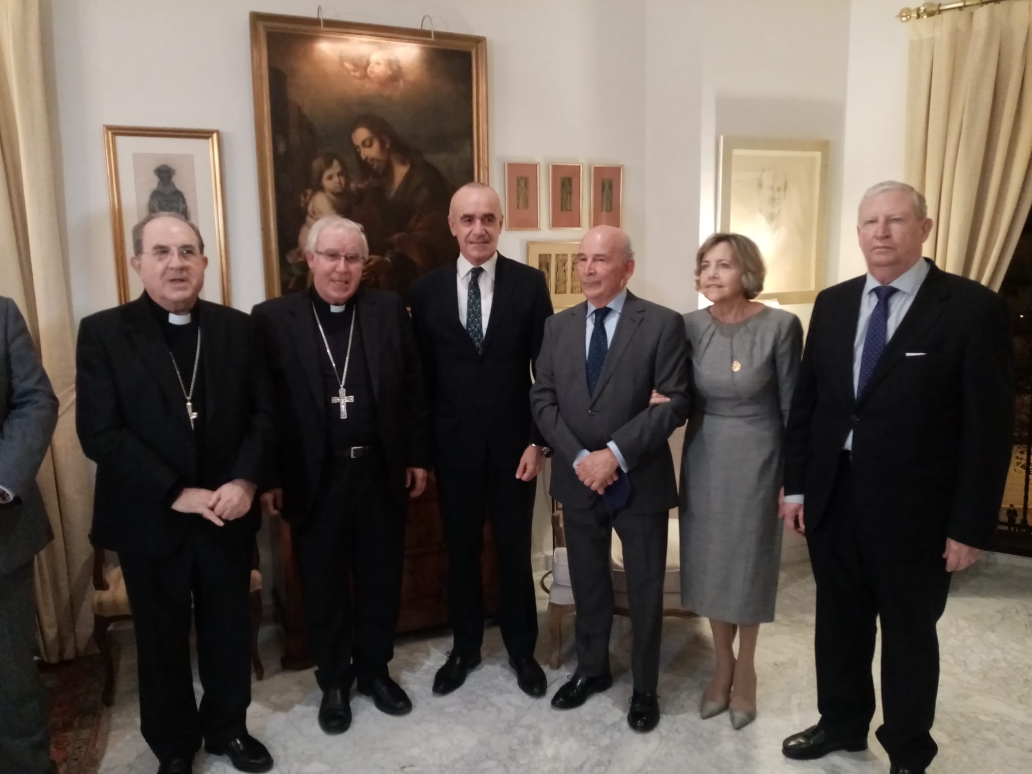 De izquierda a derecha, los arzobispos Juan José Asenjo y José Ángel Saiz Meneses, el alcalde Antonio Muñoz, el pregonero Julio Cuesta, su esposa Carmen y el presidente del Consejo, Paco Vélez