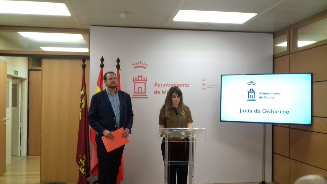 Los concejales Rebeca Pérez y José Guillen, durante la comparecencia tras la Junta de Gobierno del Ayuntamiento