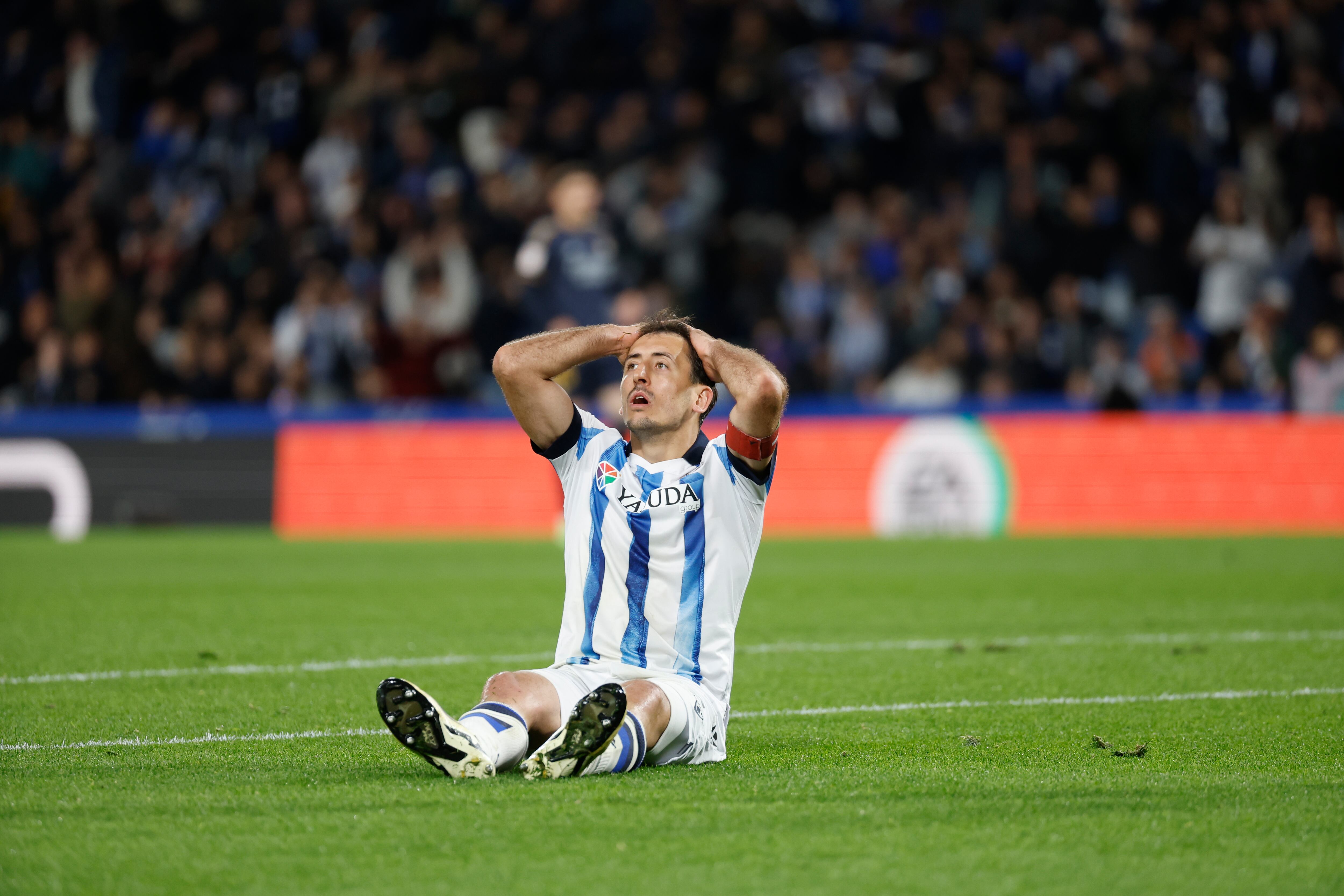 SAN SEBASTIÁIN, 26/04/2024.- El centrocampista de la Real Sociedad Mikel Oyarzabal se lamenta tras una jugada durante el partido de Liga en Primera División que Real Sociedad y Real Madrid disputan este viernes en el Reale Arena, en San Sebastián. EFE/ Javier Etxezarreta
