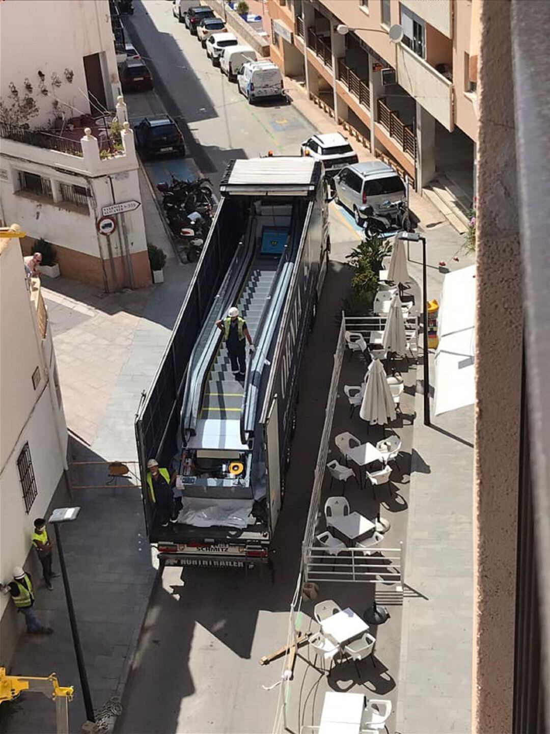 Llegan a Calp las controvertidas escaleras mecánicas para hacer más accesible el casco antiguo.