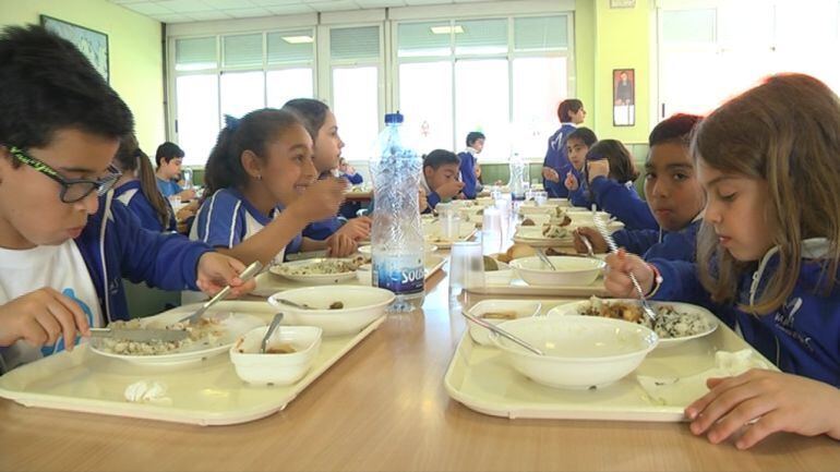 Niños comiendo en un comedor escolar