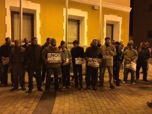 Concentración de la comunidad islámica en la plaza de la Villa de Ejea