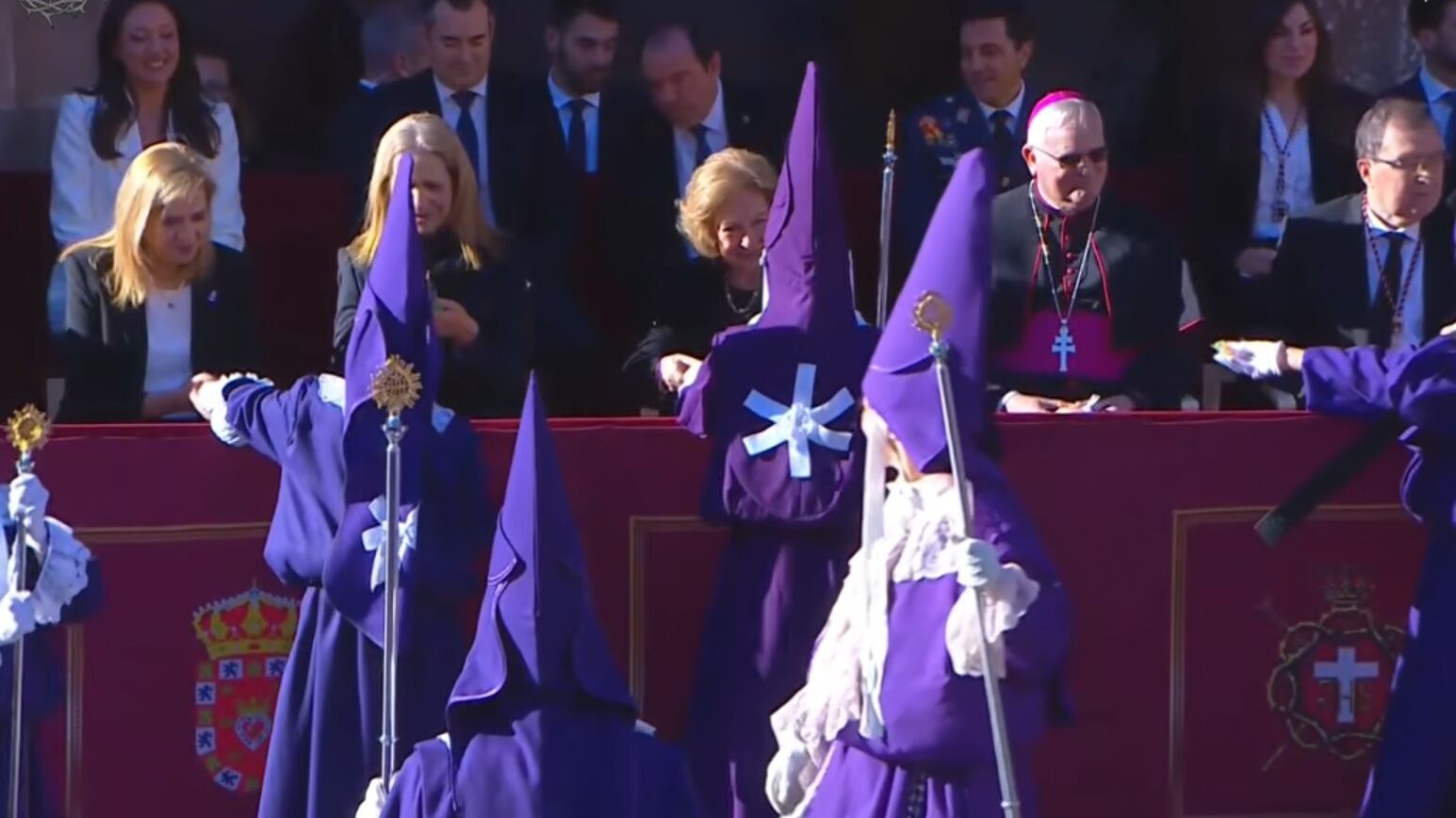 La reina emérita Doña Sofía, junto a las infantas Elena y Cristina en la procesión del Viernes Santo en Murcia