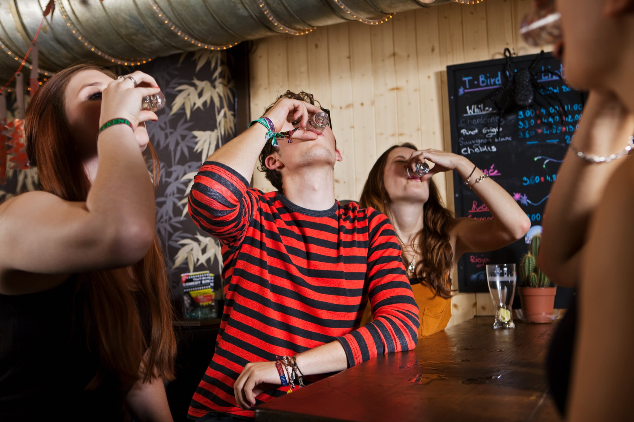 Unos jóvenes consumen alcohol en un local de ocio.