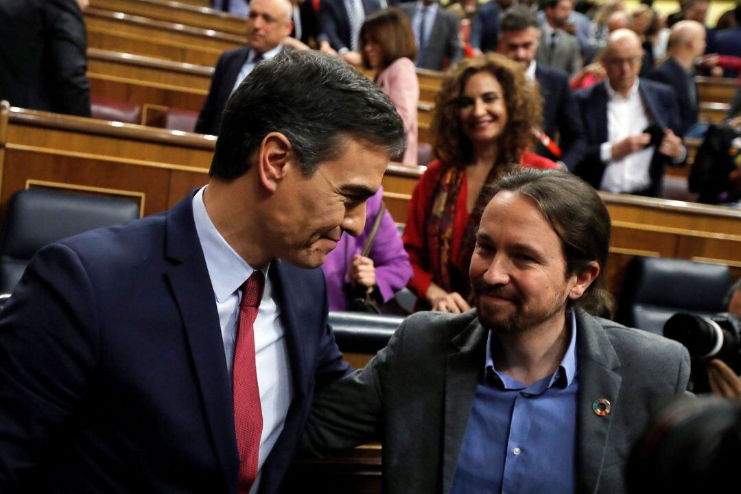 Pedro Sánchez y Pablo Iglesias durante la sesión de investidura de este martes 