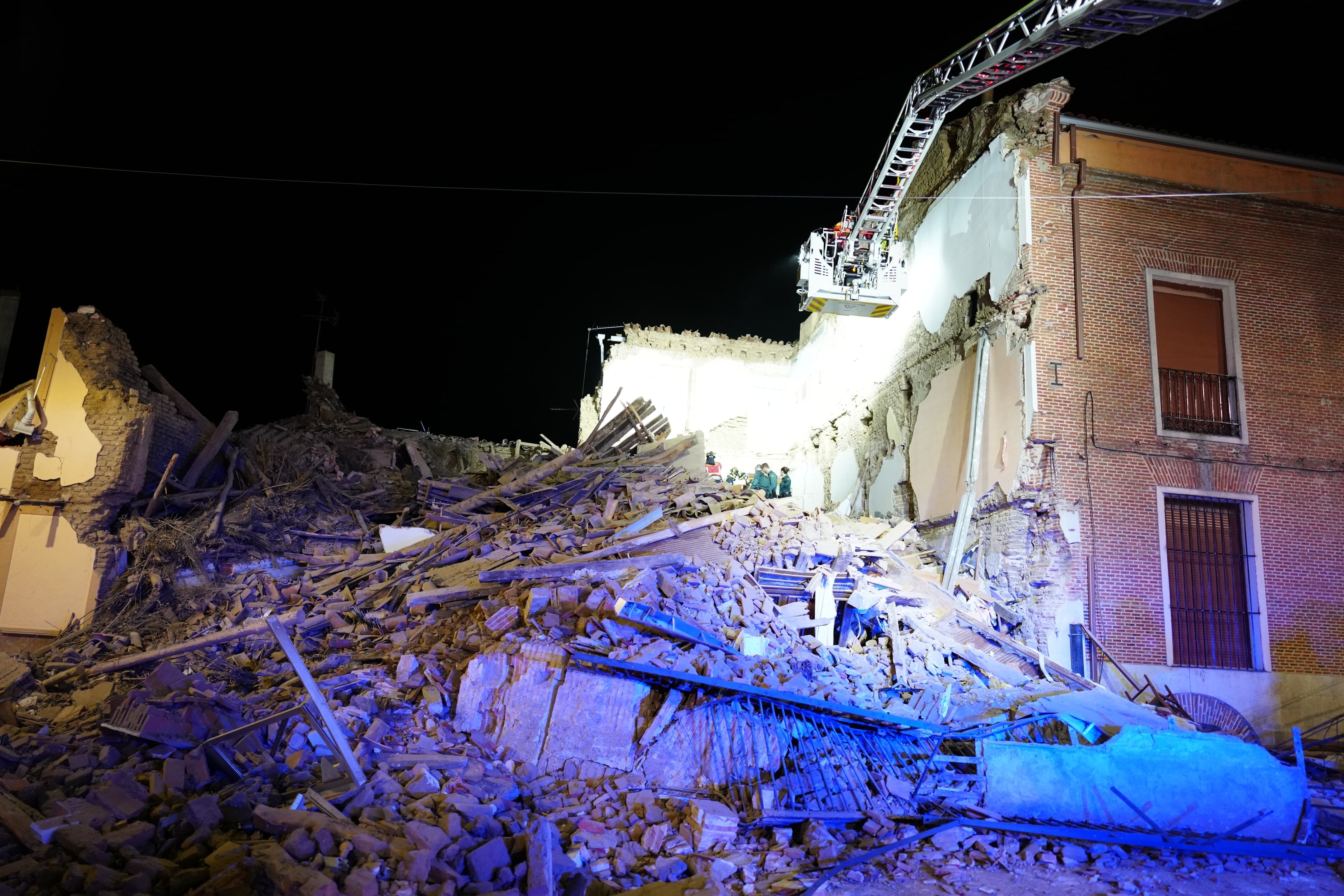 Tres personas han resultado afectadas este martes por un derrumbe en una vivienda de dos plantas en obras en Siete Iglesias de Trabancos (Valladolid)