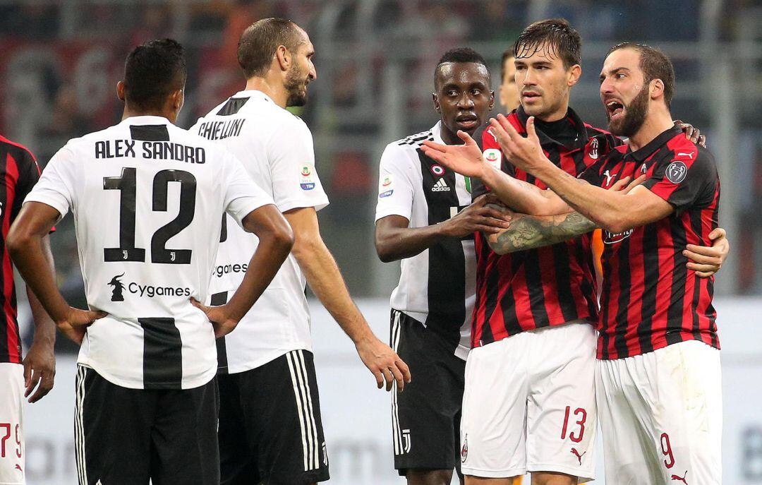 Higuaín, durante su encontronazo con el árbitro. 