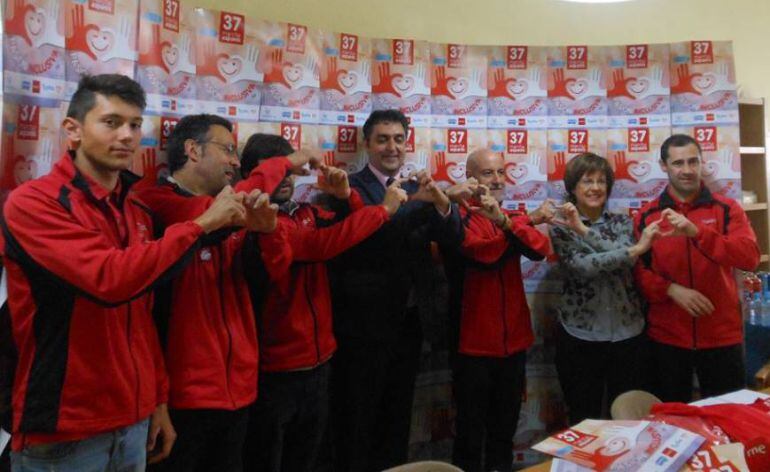 Representantes de Aspanis con miembros del Club Palentino de Piragüismo en la presentación de la 37 Marcha Solidaria