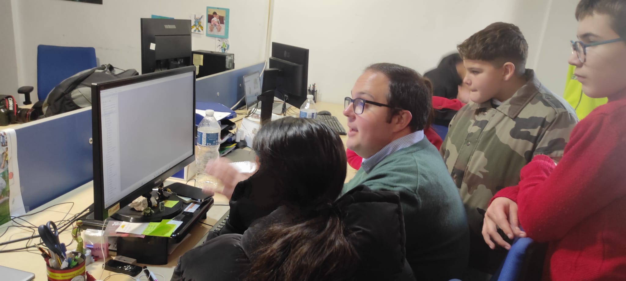 Visita de los alumnos de INCLU-IES a la redacción de La Tribuna de Cuenca donde fueron recibidos por su director Leo Cortijo.