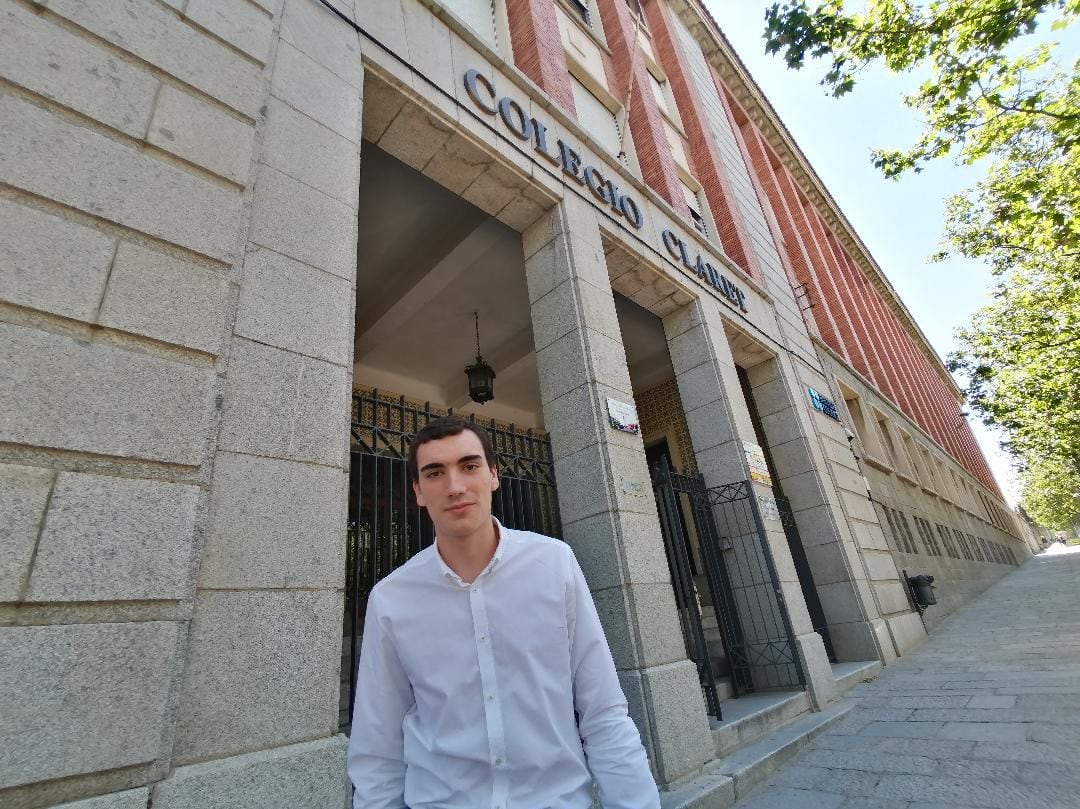 Juan Arribas posa frente a la fachada del Colegio Claret