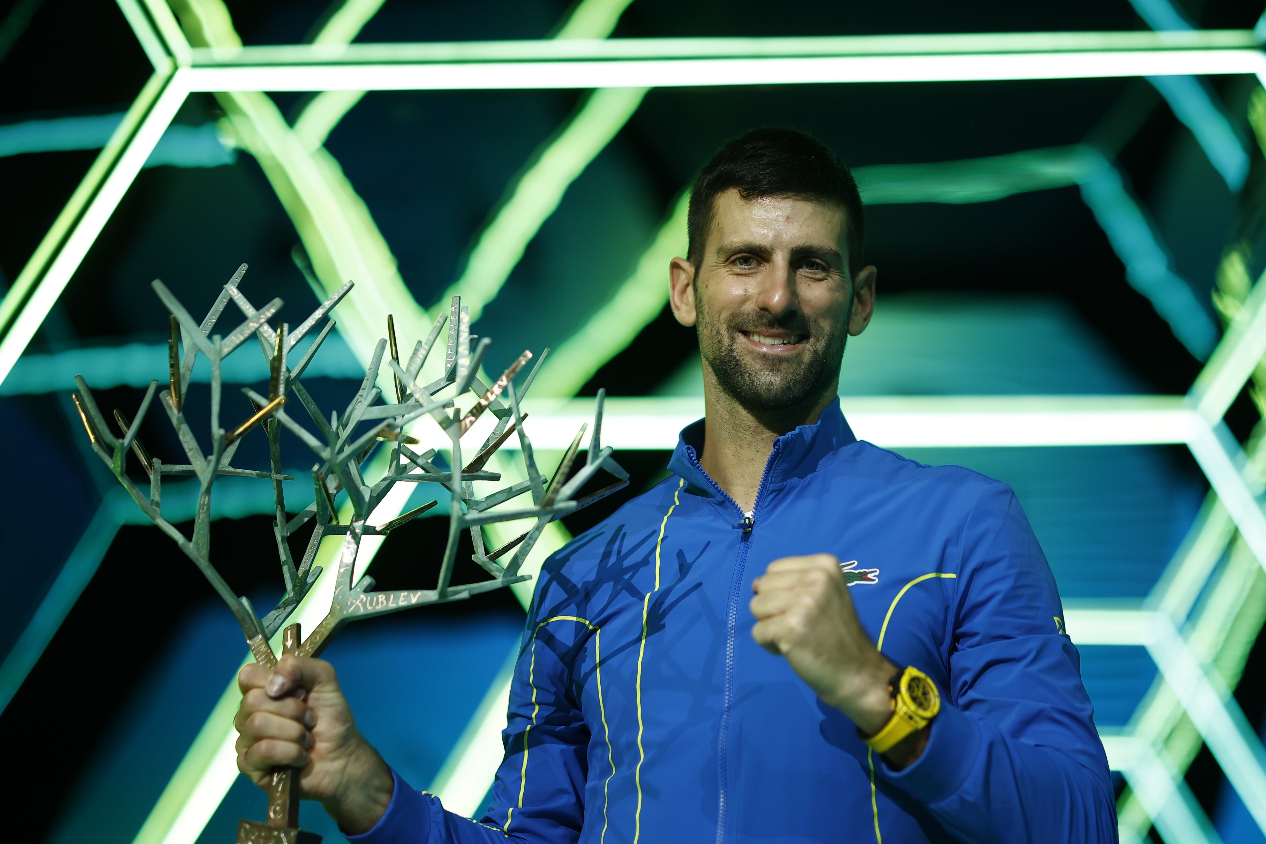 Novak Djokovic celebra su trofeo conseguido en París