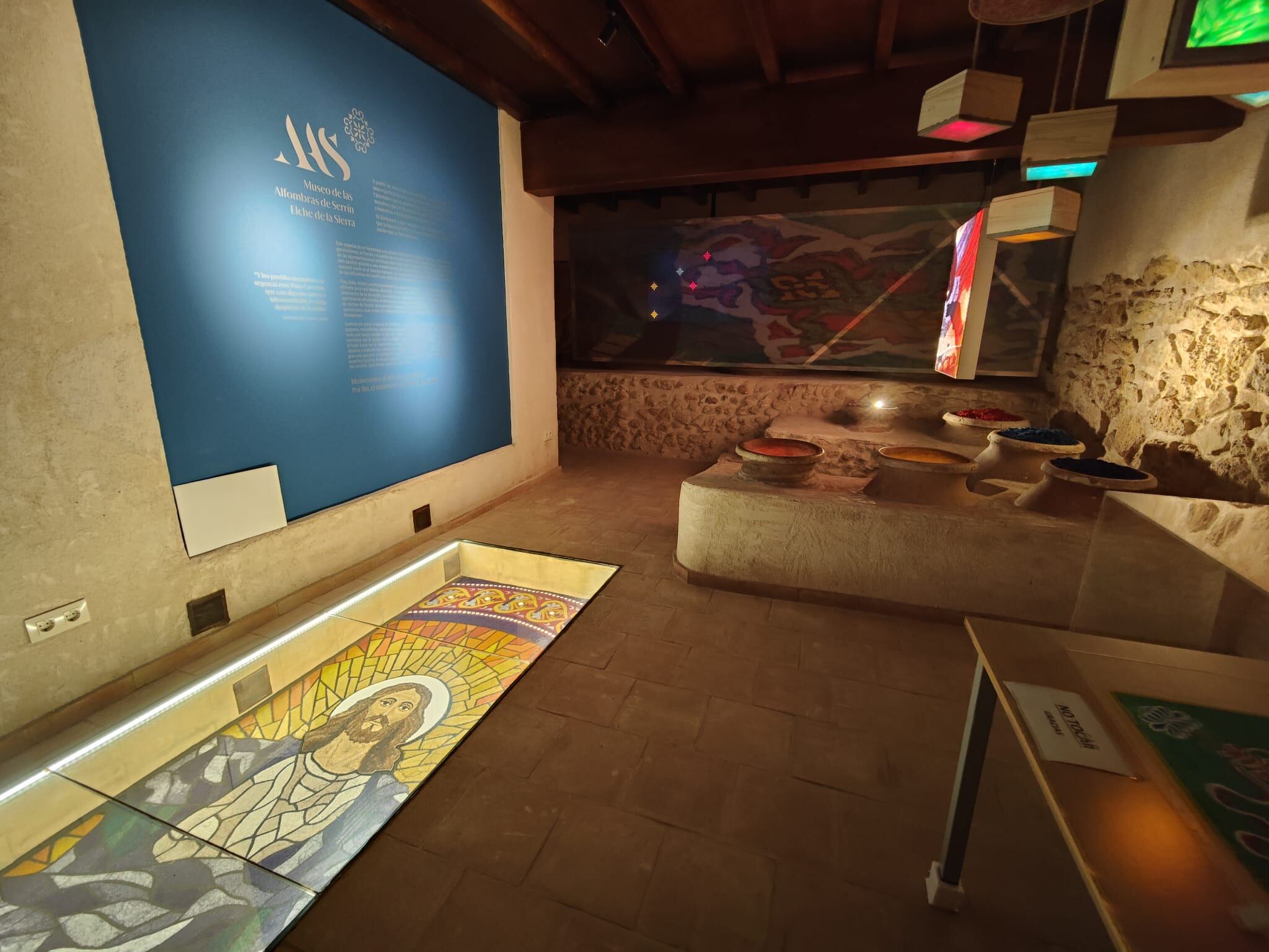 La entrada principal al Museo de las Alfombras de Serrín de Elche de la Sierra