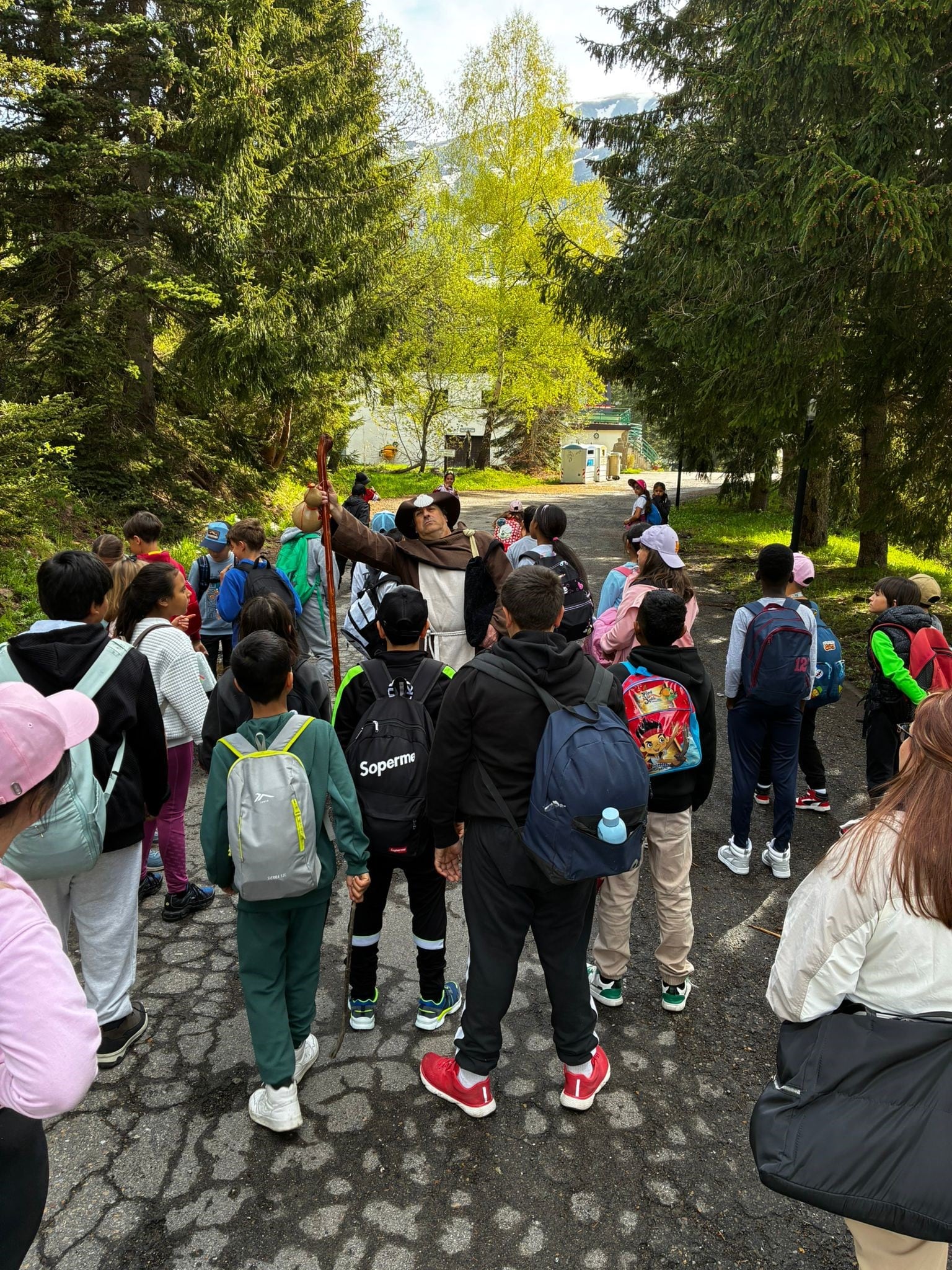 A través de un recorrido narrado, caracterizado y dramatizado por el actor Manuel Bueno, los asistentes descubriendo de forma amena y didáctica los secretos del Camino de Santiago Francés en el tramo comprendido entre el Puerto del Somport y Candanchú
