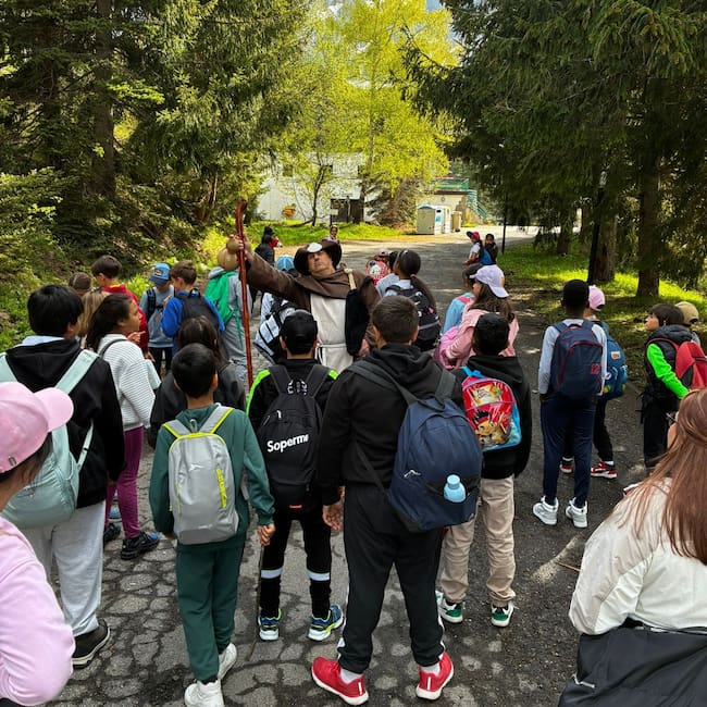 A través de un recorrido narrado, caracterizado y dramatizado por el actor Manuel Bueno, los asistentes descubriendo de forma amena y didáctica los secretos del Camino de Santiago Francés en el tramo comprendido entre el Puerto del Somport y Candanchú