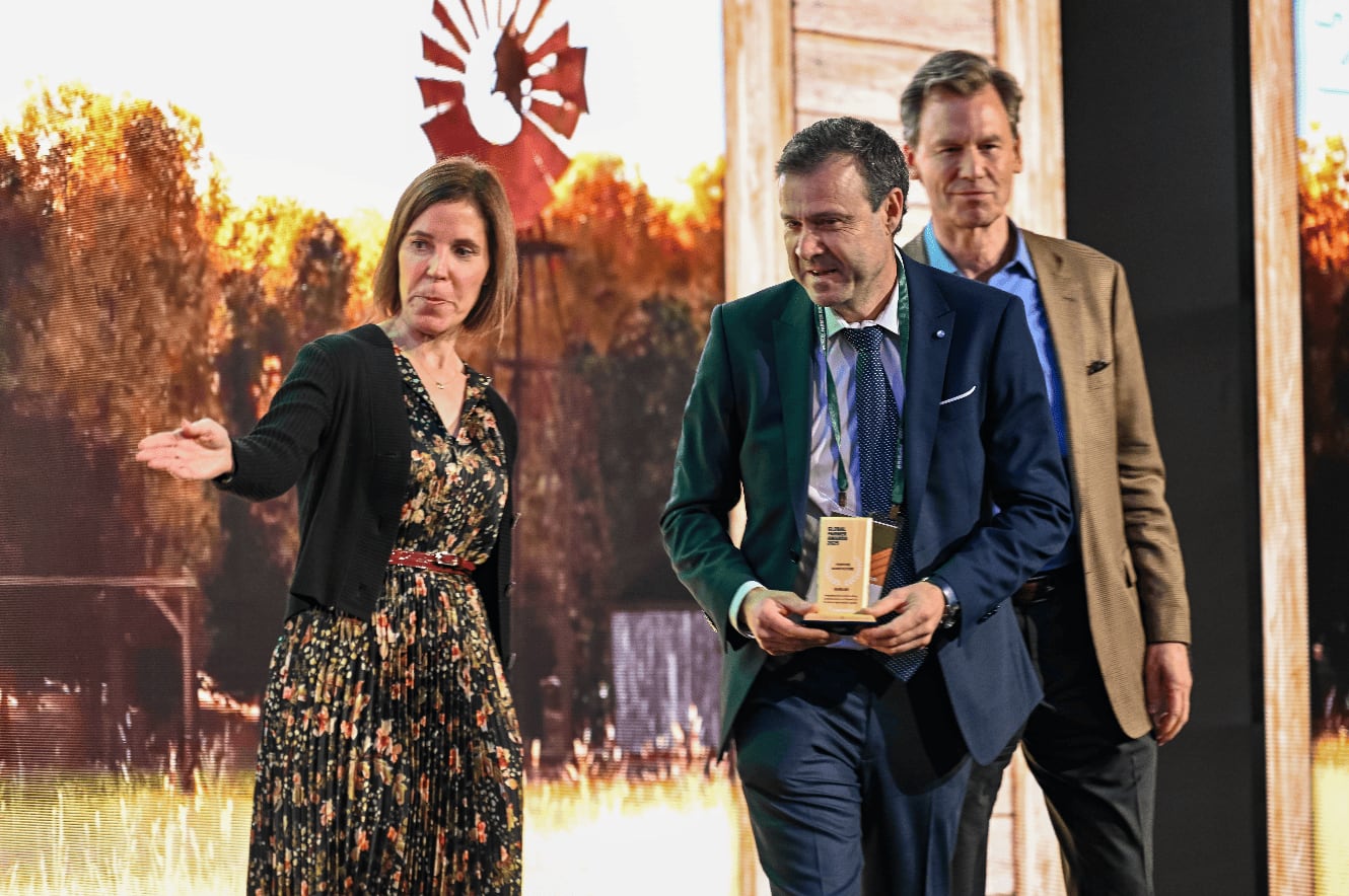 Andrés García (centro) recibe el Global Farmers Award 2025