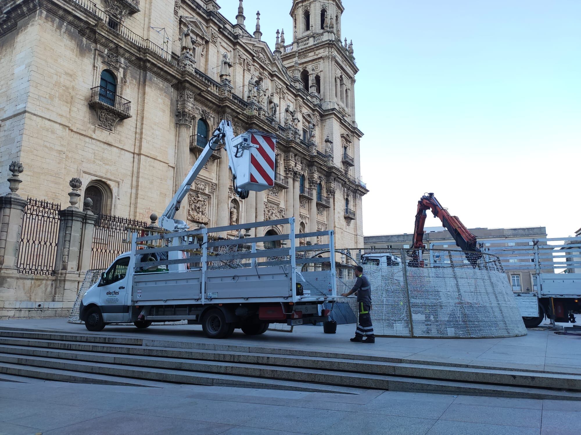 Comienzo de la instalación del Árbol de Navidad en la Plaza de Santa María de Jaén