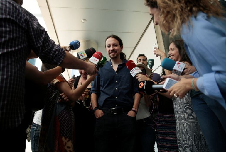 Pablo Iglesias atiende a los medios