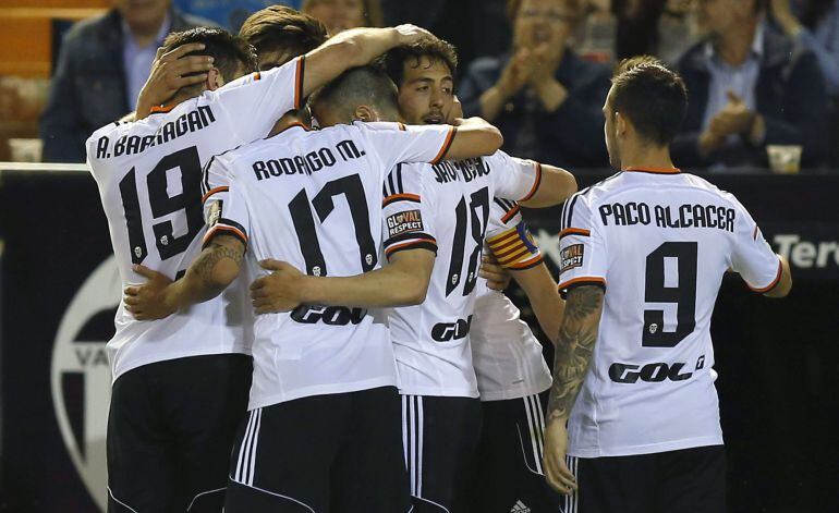 GRA497. VALENCIA, 27/04/2015.- Los jugadores del Valencia celebran el segundo gol ante el Granada, obra de Dani Parejo (2ºd), durante el partido de liga de la jornada 33º de Primera División que están disputando esta noche en el estadio de Mestalla. EFE/Kai Försterling