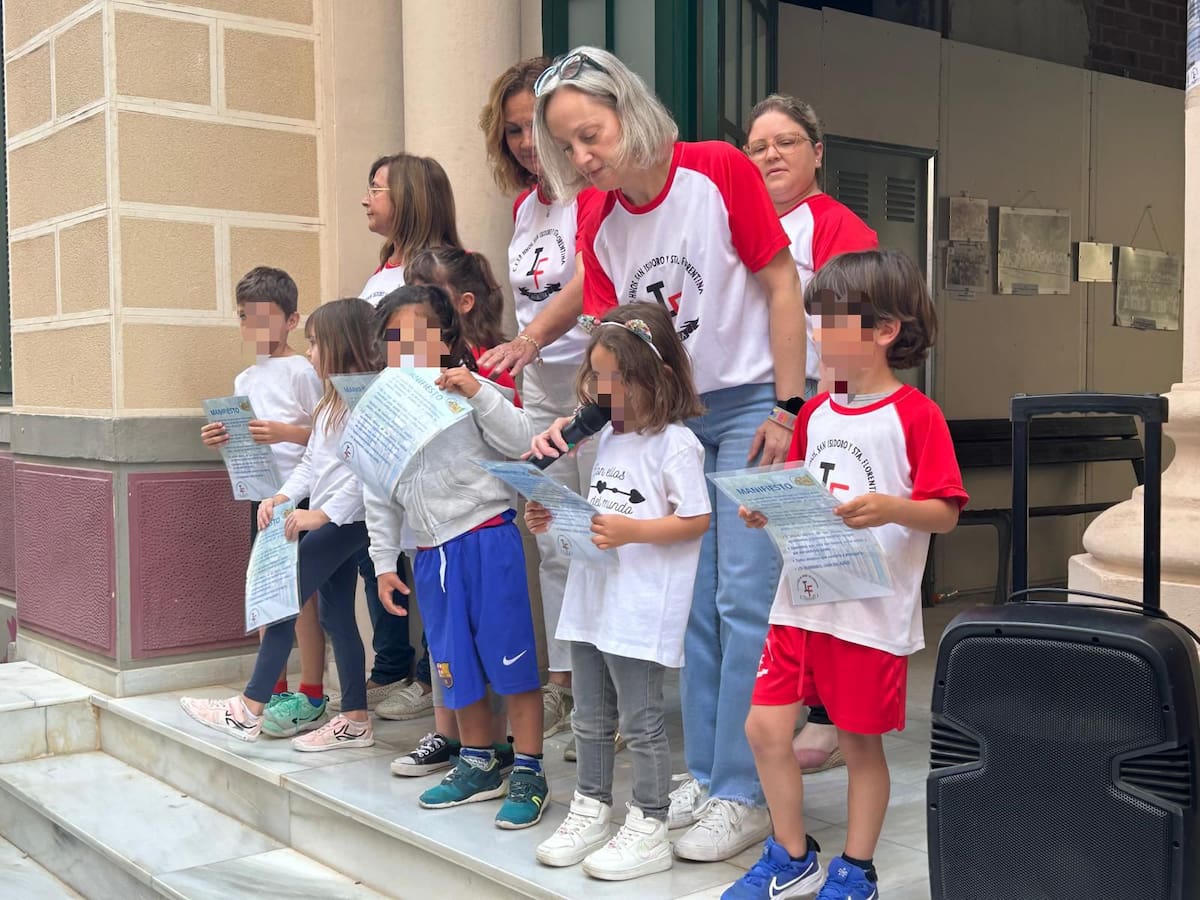 Abrazo colectivo a la Casa del Niño de Cartagena, tras la lectura de manifiesto por su recuperación: "Pedimos ayuda"