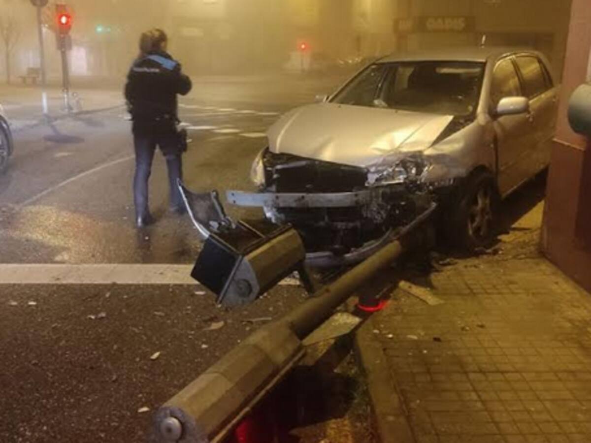 Se estampa contra un semáforo y cuadruplica la tasa de alcohol al volante