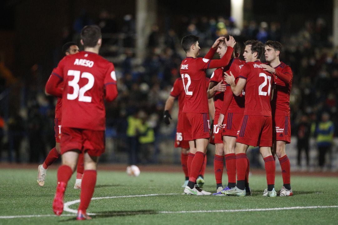 Barbero es felicitado por sus compañeros tras abrir el marcador al inicio de la segunda mitad 