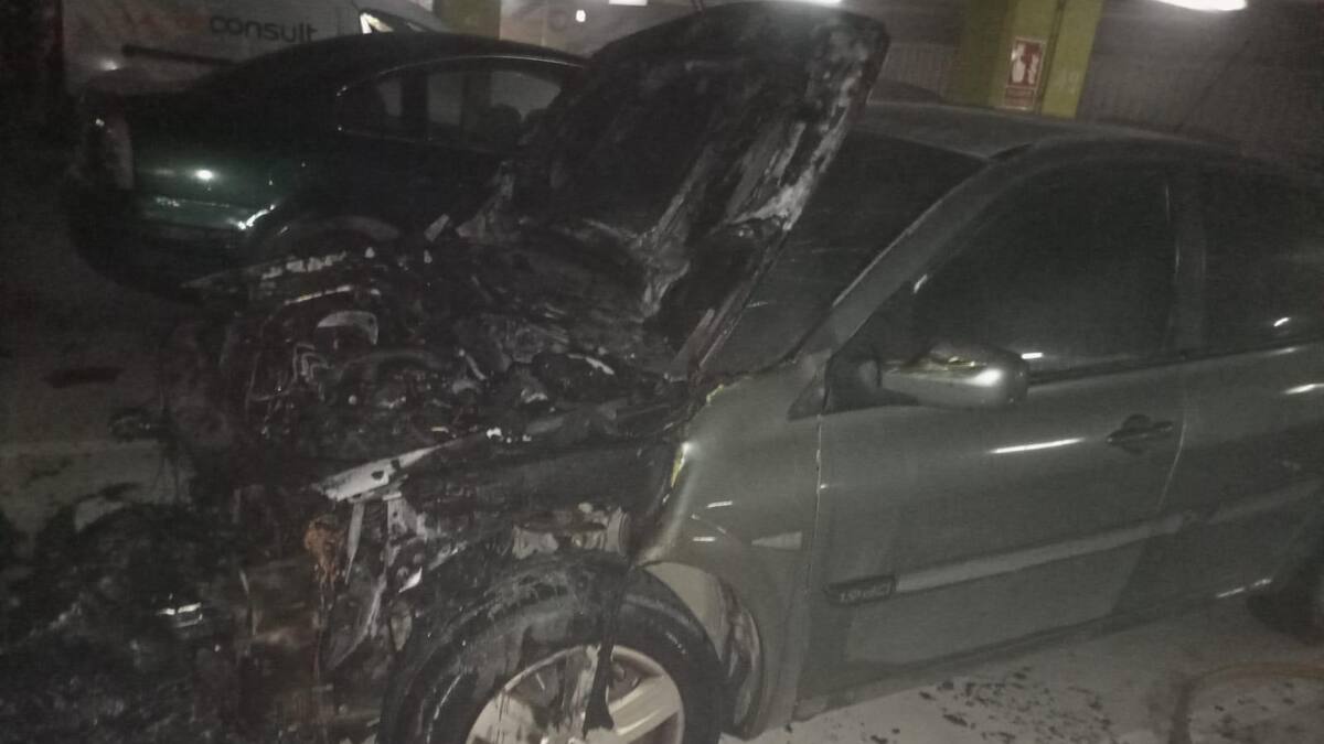 Arde un vehículo durante un aparatoso incendio en el aparcamiento subterráneo de Avenida de La Victoria