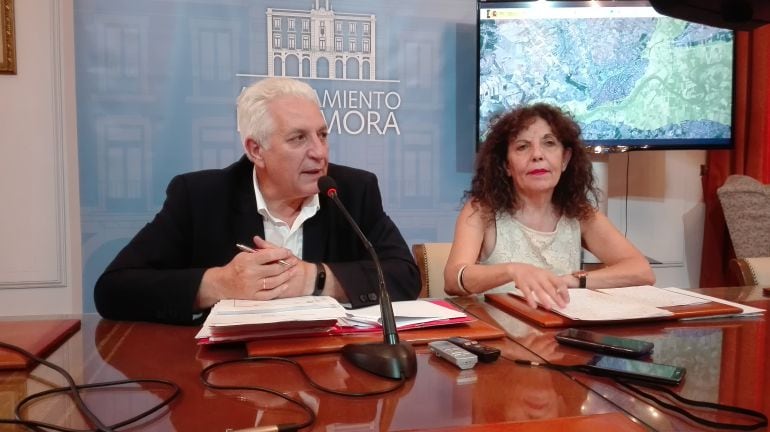 El Concejal de Rentas, Jose Carlos Calzada junto a la Concejala de Barrios y Personal, Laura Rivera tras la Junta de Gobierno Local del Ayuntamiento de Zamora