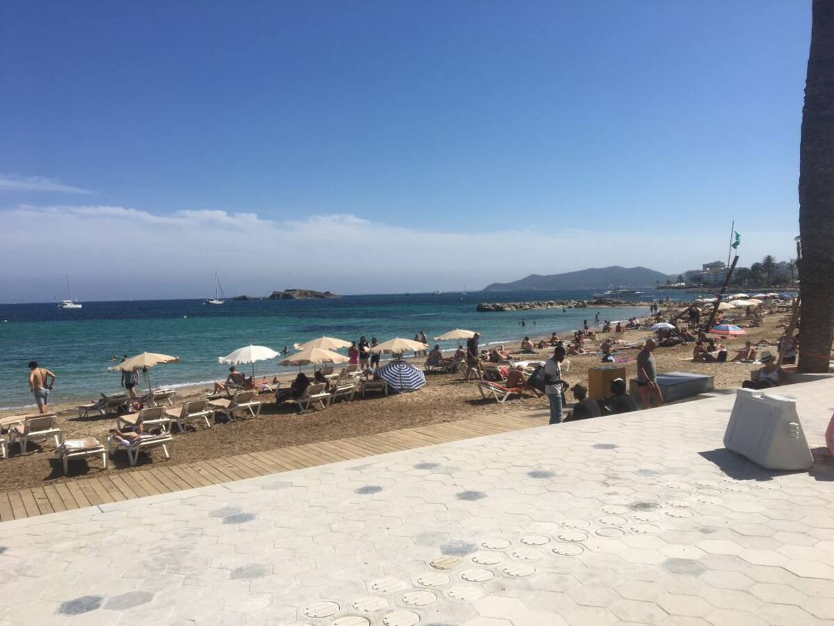 Detienen a un joven por robar la mochila a unos turistas mientras se bañaban en la playa de Figueretes