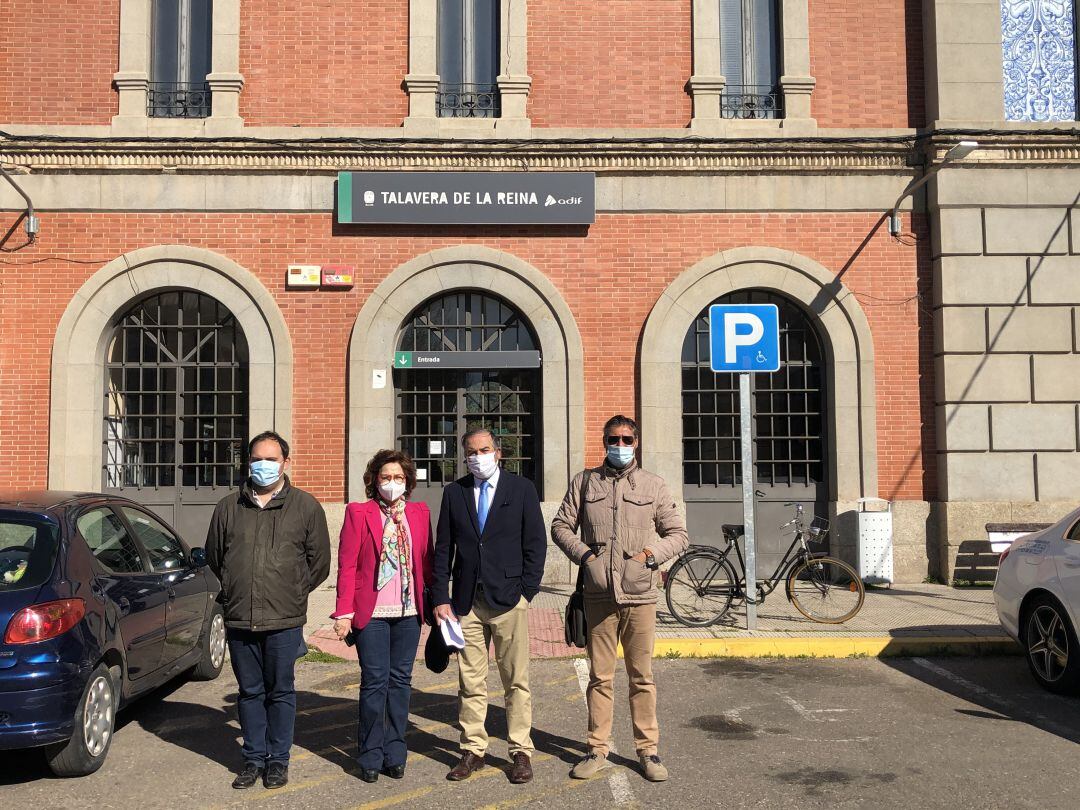 Dirigentes del PP frente a la Estación del ferrocarril de Talavera