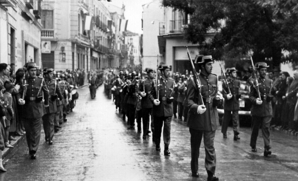 Desfilando por la calle Mayor de Guadalajara