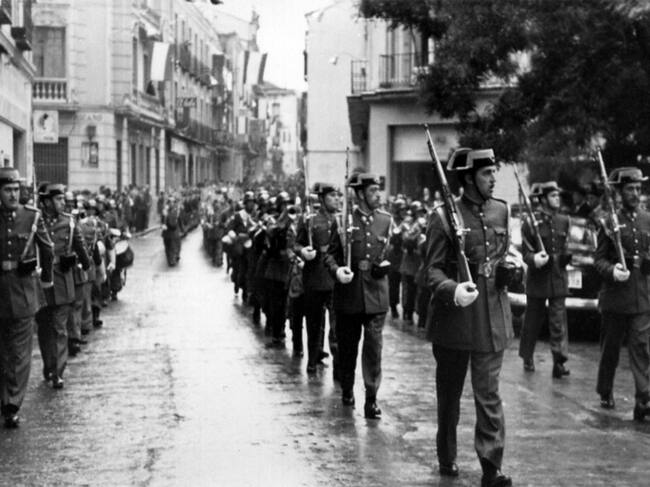 Desfilando por la calle Mayor de Guadalajara