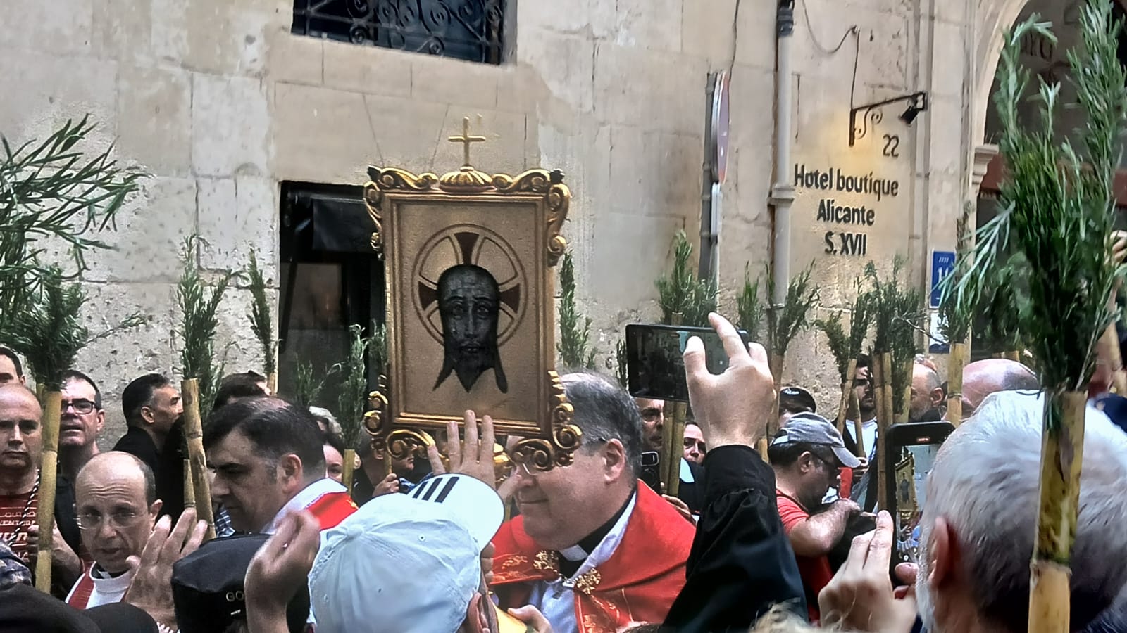 Salida de la Santa Faz 2025 de la concatedral de San Nicolás