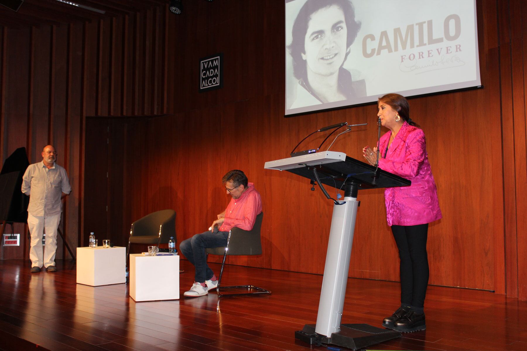 Lourdes Ornellas se dirige al público durante el acto