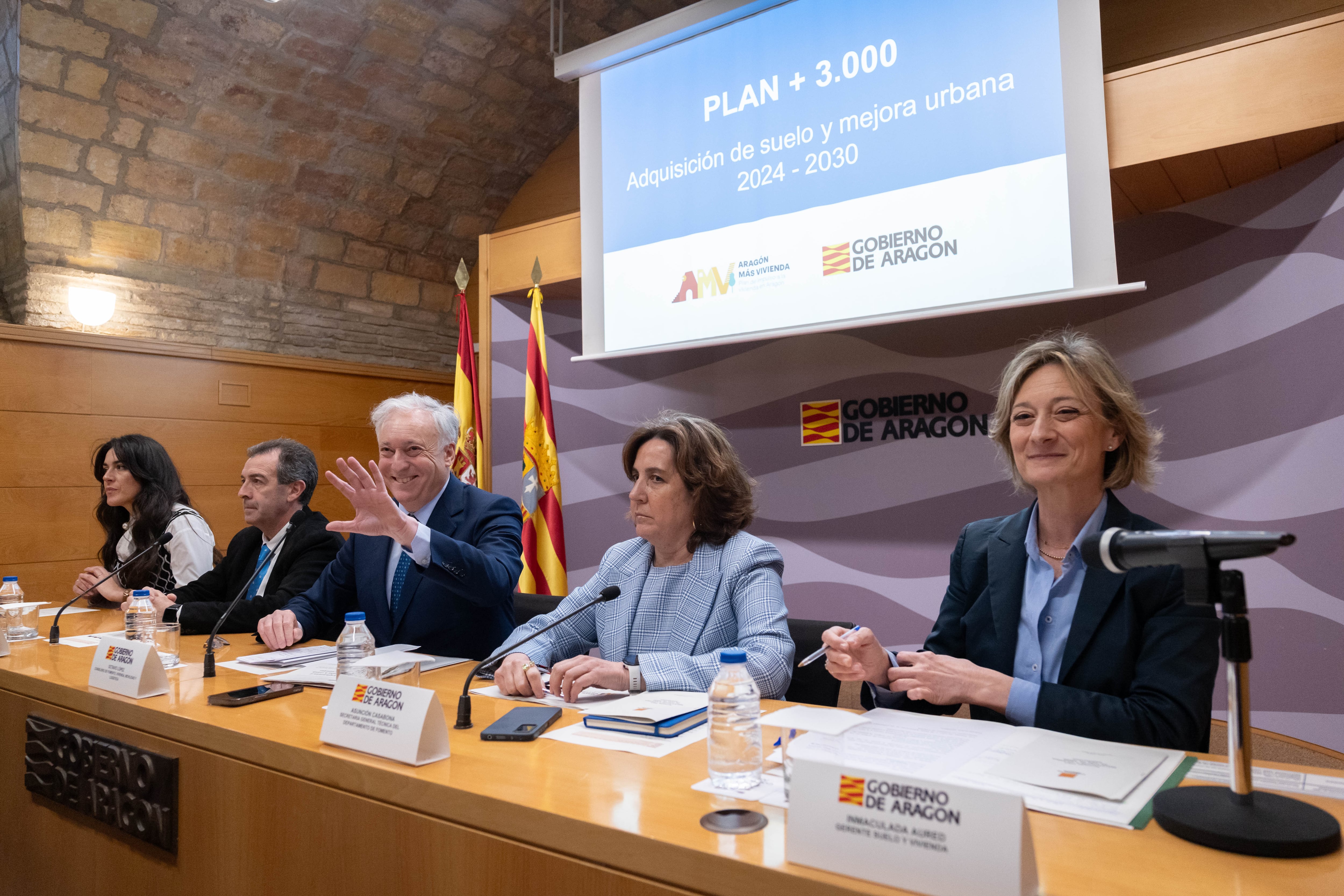 Octavio López, junto con el presidente de la FAMCP, Carmelo Pérez; la directora general de Vivienda, María Pía Canals, la secretaria general técnica de Fomento, Asunción Casabona, y la directora gerente de SVA, Inmaculada Aured. Fabian Simon