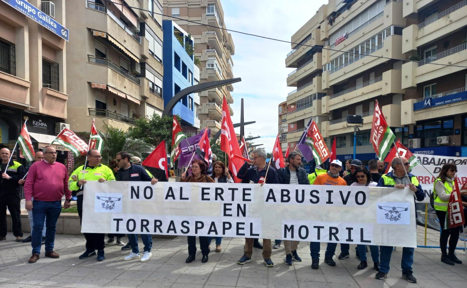 Los trabajadores de Torraspapel de Motril se concentran en la Plaza de la Aurora de Motril por el ERTE abusivo