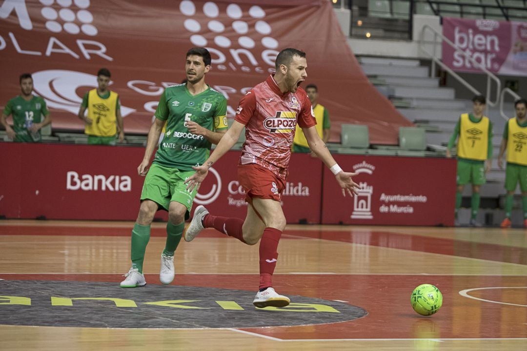 Paradynski celebra uno de sus goles